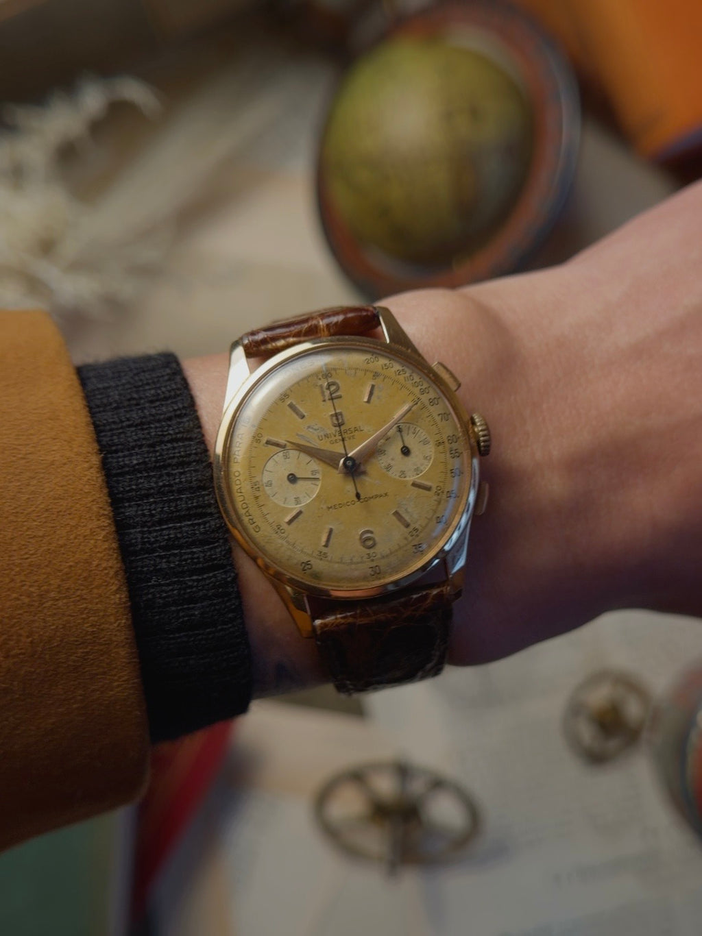 UNIVERSAL GENEVE 18k MEDICO COMPAX 1950s